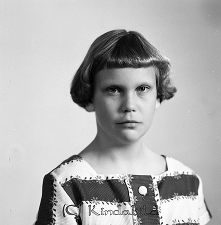 Elisabet Roos Kisa
gepe
Ung dam i mörkt kort hår med hellugg, klänning i mörkt/vitt med fyrkantig halsringning.
Elisabeth Roos
Nyckelord: Roos Kisa
