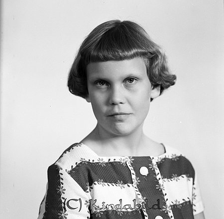 Elisabet Roos Kisa
gepe
Ung dam i mörkt kort hår med hellugg, klänning i mörkt/vitt med fyrkantig halsringning.
Elisabeth Roos
Nyckelord: Roos Kisa