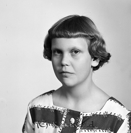 Elisabet Roos Kisa
gepe
Ung dam i mörkt kort hår med hellugg, klänning i mörkt/vitt med fyrkantig halsringning.
Elisabeth Roos
Nyckelord: Roos Kisa