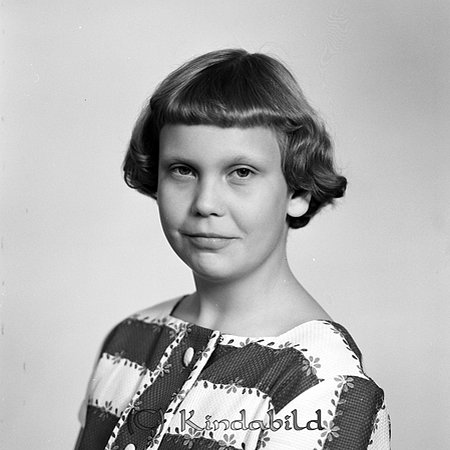 Elisabet Roos Kisa
gepe
Ung dam i mörkt kort hår med hellugg, klänning i mörkt/vitt med fyrkantig halsringning.
Elisabeth Roos
Nyckelord: Roos Kisa
