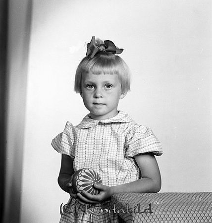 Doris Oskarsson Sandbrink Malexander
raja
Flicka klädd i klänning och med en rosett i håret  

Nyckelord: Oskarsson Malexander