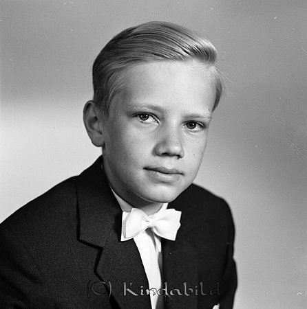 Nils-Göran Nilsson Kisa
raja
Pojke klädd i vit skjorta fluga och kavaj   

raja
Nils Göran född 1944, son till Olle och Ingegerd Nilsson, Stjärnesand, Oppeby.
 Källa: Studiegruppen hembygdsgården 

Nyckelord: Nilsson Kisa