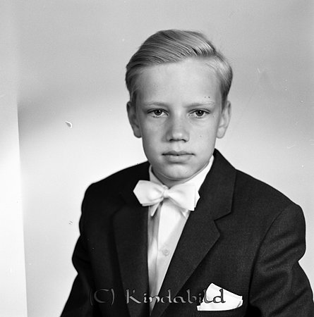 Nils-Göran Nilsson Kisa
raja
Pojke klädd i vit skjorta fluga och kavaj   

Nyckelord: Nilsson Kisa
