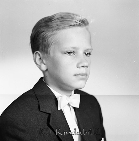 Nils-Göran Nilsson Kisa
raja
Pojke klädd i vit skjorta fluga och kavaj   

Nyckelord: Nilsson Kisa