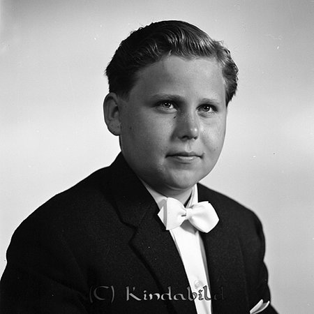 Lars Olof Andersson Kyrkskolan Tidersrum
raja
Pojke klädd i vit skjorta fluga och kavaj   

Nyckelord: Andersson Tidersrum