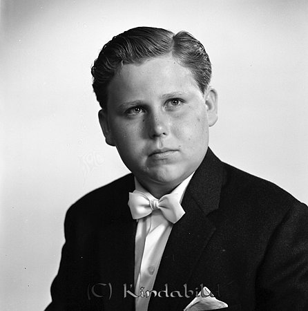 Lars Olof Andersson Kyrkskolan Tidersrum
raja
Pojke klädd i vit skjorta fluga och kavaj   

Nyckelord: Andersson Tidersrum