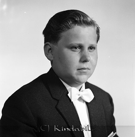 Lars Olof Andersson Kyrkskolan Tidersrum
raja
Pojke klädd i vit skjorta fluga och kavaj   

Nyckelord: Andersson Tidersrum