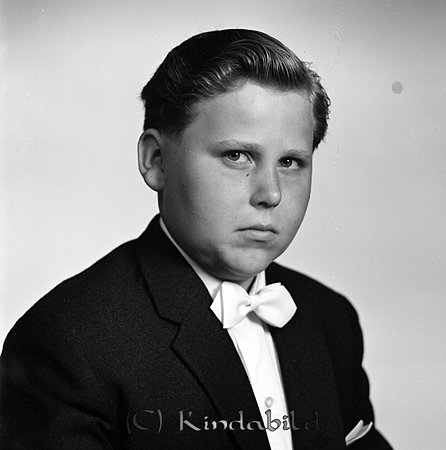 Lars Olof Andersson Kyrkskolan Tidersrum
raja
Pojke klädd i vit skjorta fluga och kavaj   

Nyckelord: Andersson Tidersrum