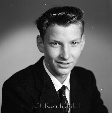 Eje Landin Boxhult
raja
Man klädd i skjorta slips och kavaj   

raja
Eje Roger Landin kom från Motala. Han gifte sig med Margareta och fick fyra flickor.
 Källa: Folkräkning 1970 
Källa: Gerd Pettersson

Nyckelord: Landin Boxhult