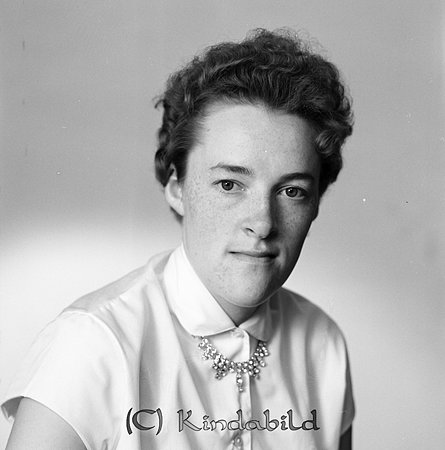 Ethel Andersson Vagnhester Alseda
raja
Kvinna klädd i kortärmad blus och med ett smycke runt halsen    
  

Nyckelord: Andersson Alseda