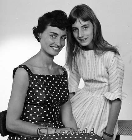 Fru Jakobsson Kisa
raja
Mor och dotter

raja
Gunilla Jakobsson, gift med Nils Jakobsson, samt deras dotter Liliane f. 23.11.1944. Liliane var min kusin. (Yvonne f. Jacobson) 
Källa: Yvonne Carlsson
Nyckelord: Jakobsson Kisa