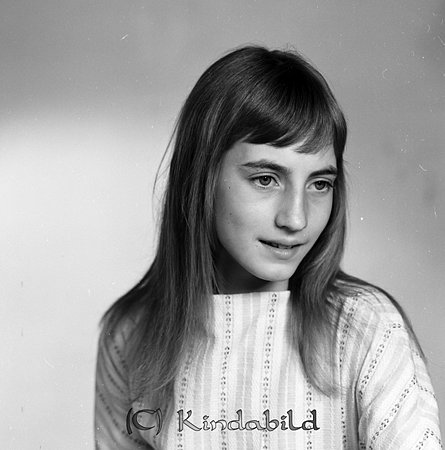 Fru Jakobsson Kisa
raja
Flicka klädd i en klänning     

raja
Liliane Jakobsson, 23.11.1944, dotter till Nils och Gunilla Jakobsson. Liliane var min kusin, Nisse min farbror. 
Källa: Yvonne Carlsson
Nyckelord: Jakobsson Kisa