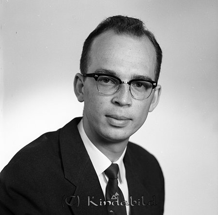 Karl-Erik Svensson Kisa
raja
Man klädd i skjorta slips och kavaj   

raja
Karl-Erik Svensson född 1935, son till Erik och Bojan Svensson.
 Syskon; Birgitta och Agneta.
 Källa: Studiegruppen hembygdsgården 
Nyckelord: Svensson Kisa