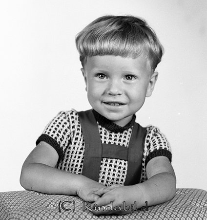 Polisman Ahl Kisa
raja
Pojke klädd i hängselbyxor 

raja
Håkan Ahl född 1955 i Ekeby, son till polisman Gunnar Ahl Kisa
Källa: Folkräkning 1970 
Källa: Gerd Pettersson

Nyckelord: Ahl Kisa