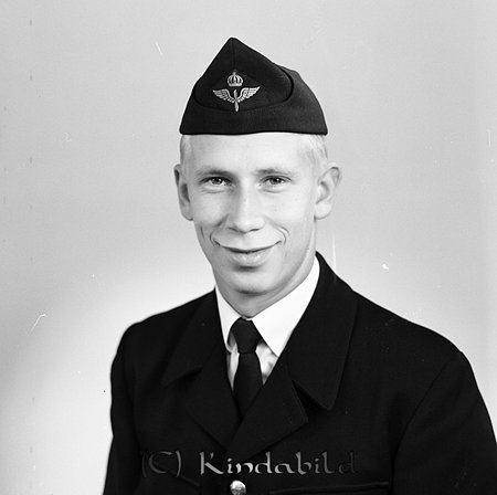 Bengt Alvin Tjustad Kisa
Man klädd i uniform från flyget
gepe
Bengt Alvin Tjustad Kisa
Nyckelord: Alvin Tjustad