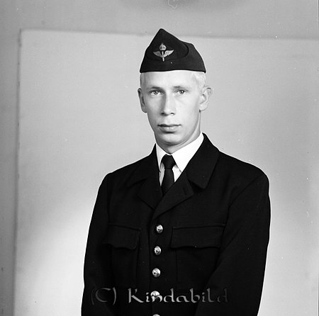 Alvin Tjustad Kisa
Man klädd i uniform från flyget
gepe
Bengt Alvin Tjustad Kisa
Nyckelord: Alvin Tjustad
