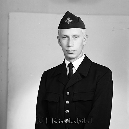 Alvin Tjustad Kisa
Man klädd i uniform från flyget
gepe
Bengt Alvin Tjustad Kisa
Nyckelord: Alvin Tjustad