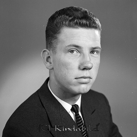 Ingvar Larsson Rothult
Ung glad man med vågor i håret och klädd i mörk kavaj, vit skjorta och slips.
gepe
Ingvar Larsson
Nyckelord: Larsson Rothult