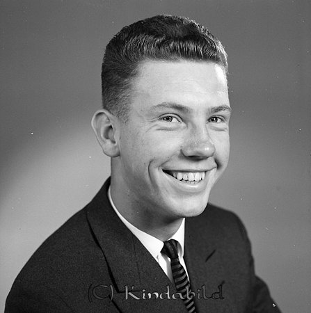 Ingvar Larsson Rothult
Ung glad man med vågor i håret och klädd i mörk kavaj, vit skjorta och slips.
gepe
Ingvar Larsson
Nyckelord: Larsson Rothult
