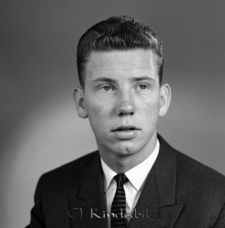 Ingvar Larsson Rothult
gepe
Ingvar Larsson Rothult.
Ung man med mörk kavaj, vit skjorta och mörk smal slips
Bodde i Fridhem på andra sidan Rothults sjön.
Nyckelord: Ljung Boda
