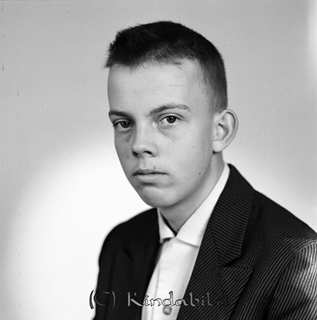 Lars Fors Oppeby
gepe
Ung man med mörk kostym och vit skjorta. Mörkt snaggat hår.
Lars Fors Krogen Oppeby
Nyckelord: Fors Oppeby