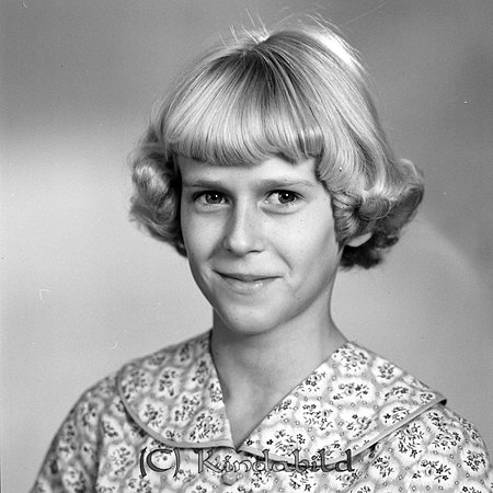 Maj-Lis Johansson Kvarnstugan Norra Vi
Ung dam med ljust hår och hellugg, klädd i blommig klänning med stor krage,
gepe
Maj-Lis Johansson Kvarnstugan Norra Vi.
Maj-Lis arbetade på 1960-talet på Ica i Kisa, gifte sig med Urban som var frisör.
Flyttade till Österbymo.
Nyckelord: Johansson Kvarnstugan