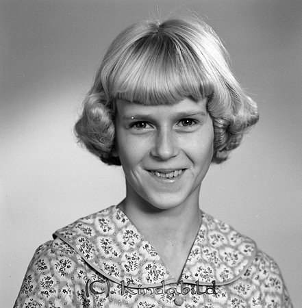Maj-Lis Johansson Kvarnstugan Norra Vi
Maj-Lis Johansson Kvarnstugan Norra Vi
Ung dam med ljust hår och hellugg, klädd i blommig klänning med stor krage,
gepe
Maj-Lis Johansson Kvarnstugan Norra Vi.
Maj-Lis arbetade på 1960-talet på Ica i Kisa, gifte sig med Urban som var frisör.
Flyttade till Österbymo.
Nyckelord: Johansson Kvarnstugan