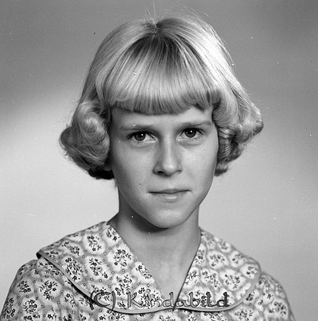 Maj-Lis Johansson Kvarnstugan Norra Vi
Maj-Lis Johansson Kvarnstugan Norra Vi
Ung dam med ljust hår och hellugg, klädd i blommig klänning med stor krage,
gepe
Maj-Lis Johansson Kvarnstugan Norra Vi.
Maj-Lis arbetade på 1960-talet på Ica i Kisa, gifte sig med Urban som var frisör.
Flyttade till Österbymo.
Nyckelord: Johnsson Kisa