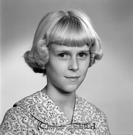 Maj-Lis Johansson Kvarnstugan Norra Vi
Maj-Lis Johansson Kvarnstugan Norra Vi
Ung dam med ljust hår och hellugg, klädd i blommig klänning med stor krage,
gepe
Maj-Lis Johansson Kvarnstugan Norra Vi.
Maj-Lis arbetade på 1960-talet på Ica i Kisa, gifte sig med Urban som var frisör.
Flyttade till Österbymo.
Nyckelord: Johansson Kvarnstugan