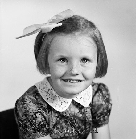 Kristina Ljung Boda Rimforsa
gepe
Kristina Ljung Boda Rimforsa
Liten flicka med mörkt rakt kort kort och med vit rosett.
Klädd i en blommig klänning med vit spetskrage.

Nyckelord: Ljung Boda