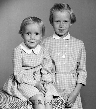 Barnen Wallin (kassör Wallin) Kisa
gepe
Barnen Wallin (kassör Wallin) Kisa
Två små flickor klädda i ljusrutiga klänningar med vit krage
Ulla-Karin född 1951 och Margareta född 1955
Nyckelord: Wallin Kisa