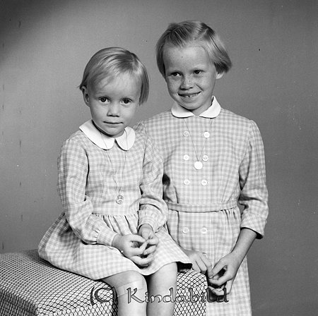 Barnen Wallin (kassör Wallin) Kisa
gepe
gepe
Barnen Wallin (kassör Wallin) Kisa
Två små flickor klädda i ljusrutiga klänningar med vit krage
Ulla-Karin född 1951 och Margareta född 1955
Nyckelord: Wallin Kisa