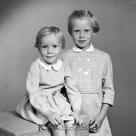 Barnen Wallin (kassör Wallin) Kisa
gepe
gepe
Barnen Wallin (kassör Wallin) Kisa
Två små flickor klädda i ljusrutiga klänningar med vit krage
Ulla-Karin född 1951 och Margareta född 1955
Nyckelord: Wallin Kisa
