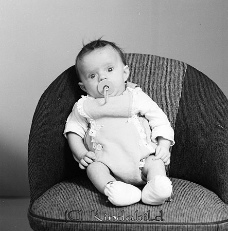 Tommy Andersson Kisa
gepe
Liten grabb ca 6 -7 mån, klädd i byxor med bröstlapp och korta ben och vita skor.
Tommy Andersson
Nyckelord: Tommy Kisa