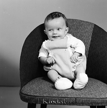 Tommy Andersson Kisa
gepe
Liten grabb ca 6 -7 mån, klädd i byxor med bröstlapp och korta ben och vita skor.
Tommy Andersson
Nyckelord: Tommy Kisa
