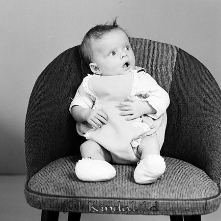 Tommy Andersson Kisa
gepe
Liten grabb ca 6 -7 mån, klädd i byxor med bröstlapp och korta ben och vita skor.
Tommy Andersson
Nyckelord: Tommy Kisa
