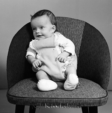 Tommy Andersson Kisa
gepe
Liten grabb ca 6 -7 mån, klädd i byxor med bröstlapp och korta ben och vita skor.
Tommy Andersson
Nyckelord: Tommy Kisa