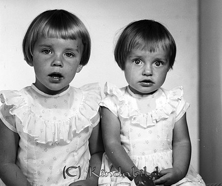 Annika och Carina Wiktorsson Kisa
gepe
Två små flickor klädda i likadana klänningar med volangkragar.
Annika och Carina Wiktorsson Kisa
Nyckelord: Wiktorsson Kisa