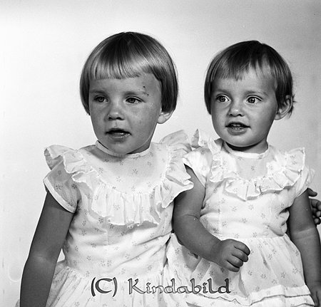 Annika och Carina Wiktorsson Kisa
gepe
Två små flickor klädda i likadana klänningar med volangkragar.
Annika och Carina Wiktorsson Kisa
Nyckelord: Wiktorsson Kisa