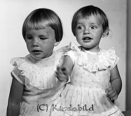 Annika och Carina Wiktorsson Kisa
gepe
Två små flickor klädda i likadana klänningar med volangkragar.
Annika och Carina Wiktorsson Kisa
Nyckelord: Wiktorsson Kisa
