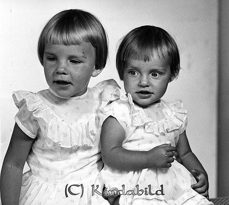 Annika och Carina Wiktorsson Kisa
gepe
Två små flickor klädda i likadana klänningar med volangkragar.
Annika och Carina Wiktorsson Kisa
Nyckelord: Wiktorsson Kisa