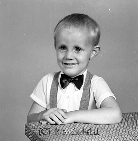 Conny och Gert Svensson Fermestorp Tidersrum
gepe
Liten grabb i grå hängselbyxor, vit skjorta och fluga
Gert Svensson
1970 bor familjen i Vinnersrum Asbysand
1990 bor han med egen familj i Snararp i Asby.
Nyckelord: Svensson Fermestorp
