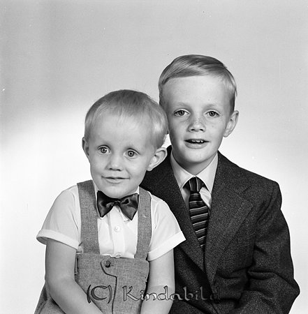 Conny och Gert Svensson Fermestorp Tidersrum
gepe
Två pojkar, den stora med mörk kavaj, skjorta och slips och den lille ljusgrå hängselbyxor med vit kortärmad skjorta och fluga.
Conny och Gert Svensson, barn till Birgit Svensson född Olsson Fermestorp
1990 bor Conny med familj på Frösön Jämtland
Nyckelord: Svensson Fermestorp