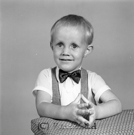 Conny och Gert Svensson Fermestorp Tidersrum
gepe
Liten grabb i grå hängselbyxor, vit skjorta och fluga
Gert Svensson
1970 bor familjen i Vinnersrum Asbysand
1990 bor han med egen familj i Snararp i Asby.
Nyckelord: Svensson Fermestorp