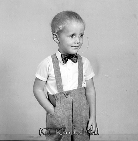 Conny och Gert Svensson Fermestorp Tidersrum
gepe
Liten grabb i grå hängselbyxor, vit skjorta och fluga
Gert Svensson
1970 bor familjen i Vinnersrum Asbysand
1990 bor han med egen familj i Snararp i Asby.
Nyckelord: Svensson Fermestorp