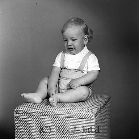 Bertil Nordenberg Kisahus E Kisa
gepe
Bertil  Nordenberg
Liten pojke klädd i kortbyxor och vit kortärmad tröja sitter på en klädd pall.
Bertils far var kommunalkamrer på Kinda kommun.
Nyckelord: Nordenberg Kisa
