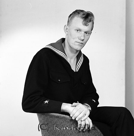 Jan Evert Jonsson Furulid Kisa
gepe
Man klädd i sjömansdräkt
Janne Jonsson Kisa
Nyckelord: Jonsson Furulid