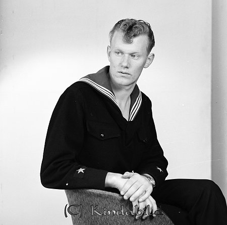 Jan Evert Jonsson Furulid Kisa
gepe
Man klädd i sjömansdräkt
Janne Jonsson Kisa
Nyckelord: Jonsson Furulid