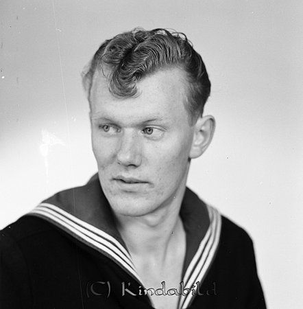 Jan Evert Jonsson Furulid Kisa
gepe
Man klädd i sjömansdräkt
Janne Jonsson Kisa
Nyckelord: Jonsson Furulid