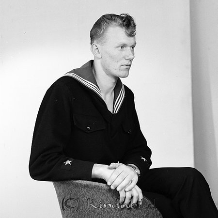 Jan Evert Jonsson Furulid Kisa
gepe
Man klädd i sjömansdräkt
Janne Jonsson Kisa
Nyckelord: Jonsson Furulid